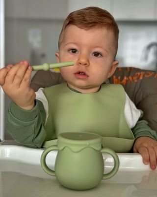 Malé rúčky, veľké objavy! ✨👶 Tento malý fešák si užíva jedlo s naším setom Dúha v nádhernom odtieni Pale Olive, ktorý...
