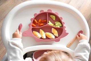 Tanierik, ktorý sa neprilepí len na stôl… ale aj do vašich dní. 🩷 Nie je to len tanierik. Je to začiatok: ✨ prvých súst ✨...