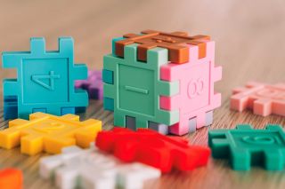 🧩Silikónové matematické puzzle. Rozvíjajú motoriku, trpezlivosť a… moju schopnosť nekomentovať neporiadok.🫠 Ale čo by sme...