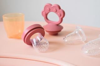 Prvé ovocie? Sladký banán, šťavnatý melón alebo hruška 🍌🍉🍐 Ale ako ich ponúknuť bábätku bezpečne? Cumlík na kŕmenie je...