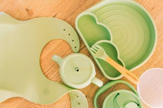 🌿 Sada DÚHA v jemnej olivovej farbe – všetko, čo potrebujete na začiatky s príkrmami. Minimalistický dizajn, tlmený odtieň...